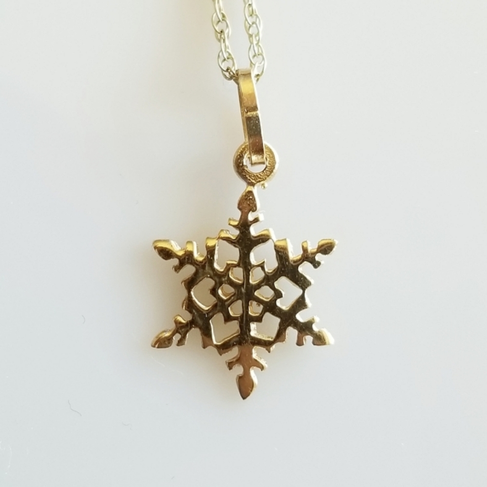 14K Gold Snowflake Pendant Necklace